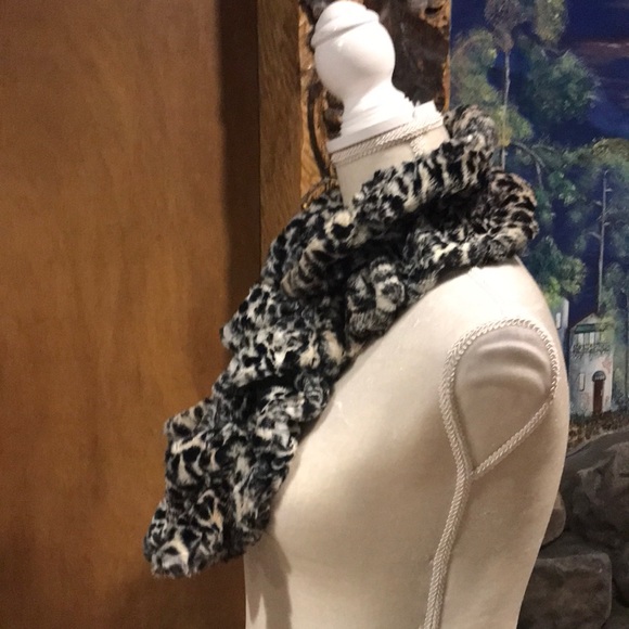NWT Luxury Faux Fur Scrunchy Scarf OS - Picture 2 of 4
